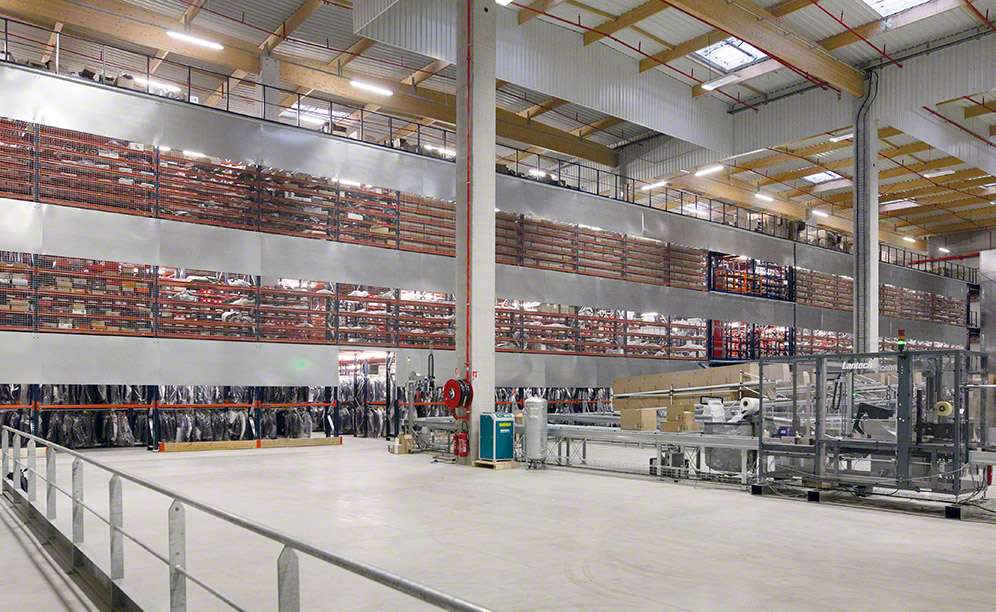 Mecalux a fourni des rayonnages de grande hauteur avec des passerelles réparties sur quatre niveaux sein de l'entrepôt de Motoblouz.com