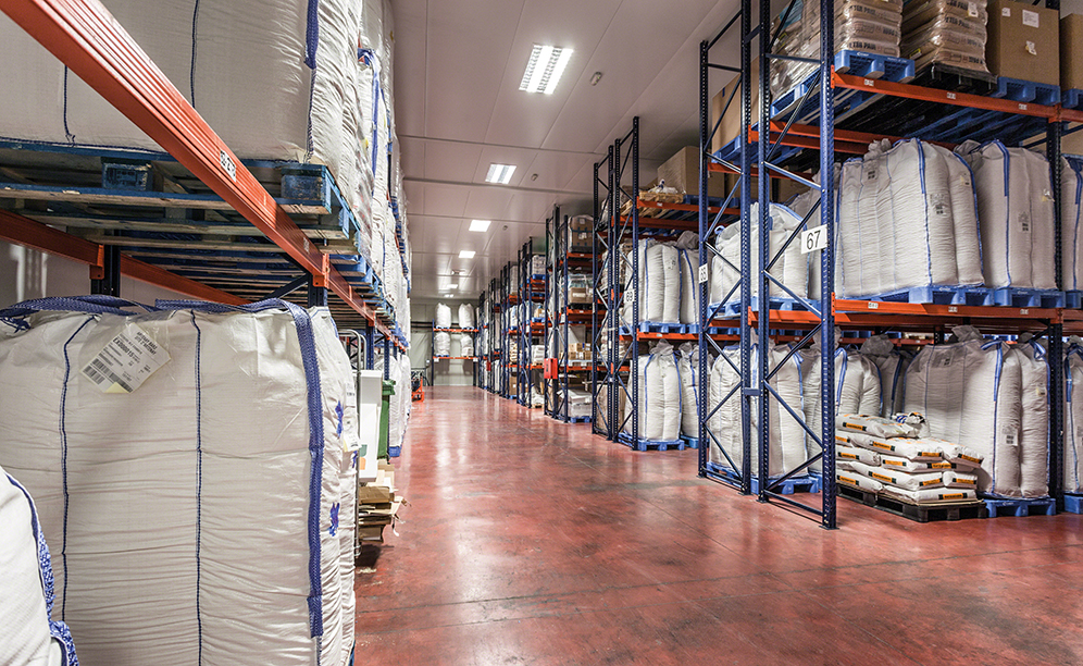 L'entrepôt de matières premières est une chambre froide où sont essentiellement stockés des produits en vrac, la plupart dans des sacs de type big bag