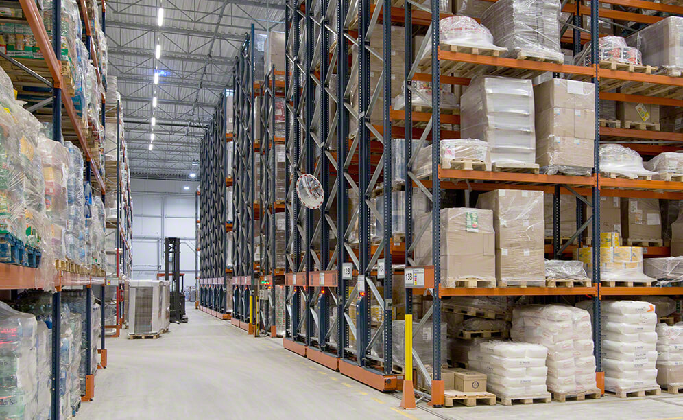 L'entrepôt offre une capacité de stockage totale de 2 730 palettes